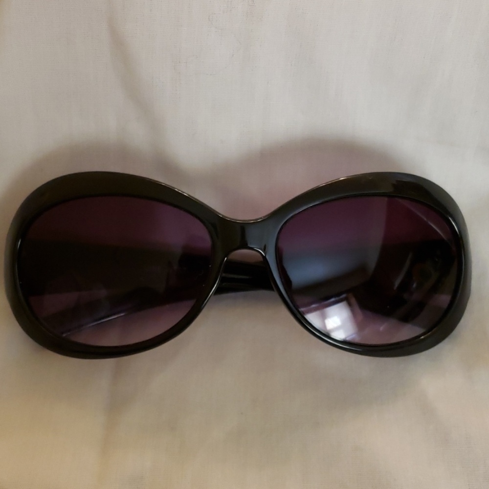 Nine west black oval sunglasses purple toned lense